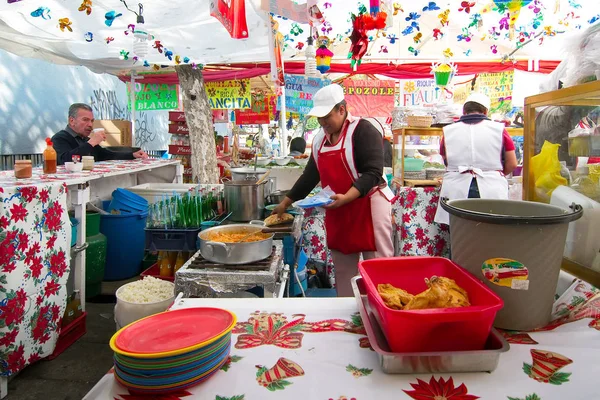 墨西哥城 墨西哥 2019 妇女在科约阿坎附近的街市出售传统食品 — 图库照片