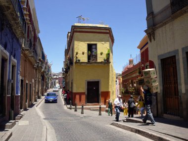 Guanajuato City, Guanajuato, Meksika - 2019: Şehrin tarihi merkezinde tipik bir sokak. 