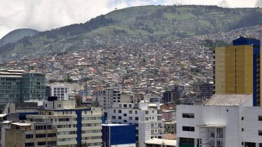 Quito, Ekvador - 2019: La Mariscal semtinde ofis binaları, arka planda bir yerleşim mahalle ile.