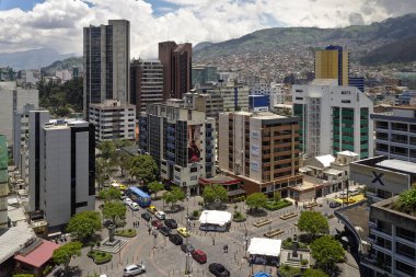 Quito, Ekvador - 2019: La Mariscal semtinde ofis binaları, arka planda bir yerleşim mahalle ile.