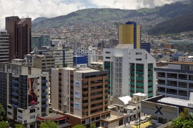 Quito, Ekvador - 2019: La Mariscal semtinde ofis binaları, arka planda bir yerleşim mahalle ile.