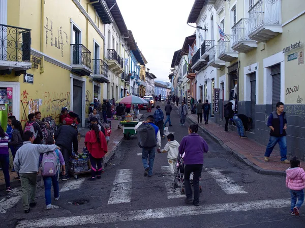 Quito Pichincha Ecuador 2019 Egy Forgalmas Utcában Történelmi Központjában Tele — Stock Fotó