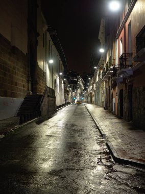 Quito, Pichincha, Ekvador - 2019: Yağmurlu bir gecede tarihi merkezde tipik bir sokak.
