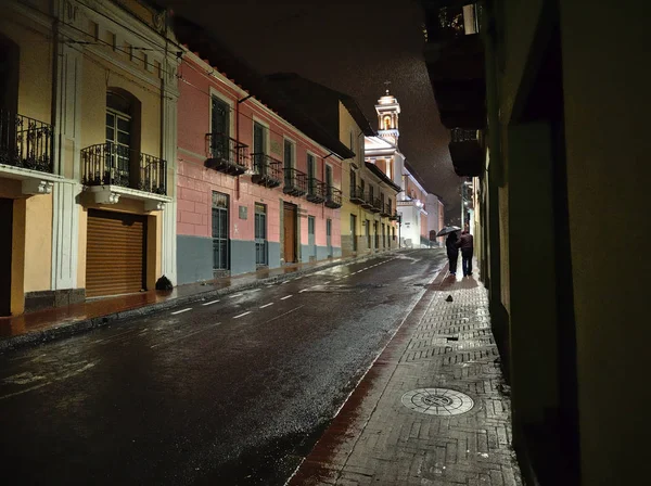 皮钦查 厄瓜多尔 2019 在雨夜的历史中心典型的街道 — 图库照片