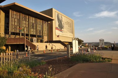 Pretoria, Güney Afrika - 2019: Afrika kıtasının en büyük üniversitesi olan Güney Afrika Üniversitesi'nin (Unisa) ana girişi.