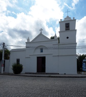 Villa de Merlo, San Luis, Arjantin - 2019: Şehir merkezinde bulunan Parroquia Nuestra Seora del Rosario kilisesinin dış görünümü.