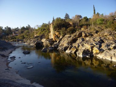 San Antonio nehri manzarası, Punilla vadisinde bir dağ nehri. Cuesta Blanca, Cordoba, Arjantin.