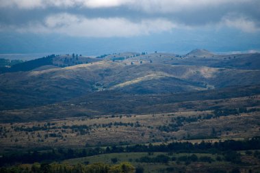 La Cumbre yakınlarındaki bir tepeden bir vadi görünümü, Cordoba, Arjantin.