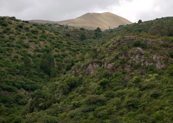 La Cumbre yakınlarındaki bir tepenin tepesindeki manzara, Cordoba, Arjantin.