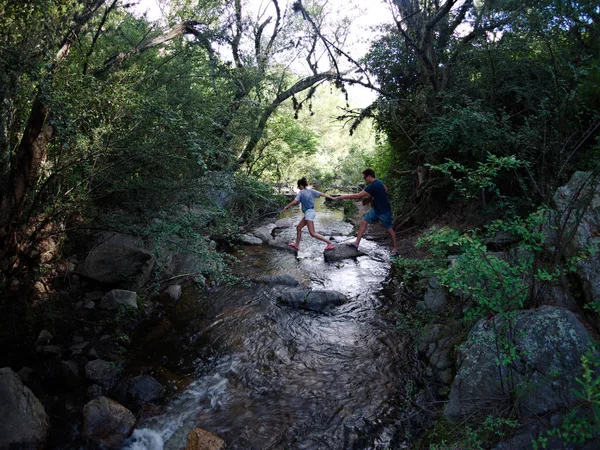 Cumbre Cordoba Argentina 2019 Una Giovane Coppia Attraversa Piccolo Torrente — Foto Stock