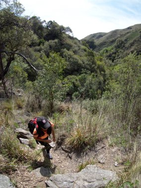 La Falda, Cordoba, Arjantin - 2019: Cerro La Banderita tepesinde bir kadın patikada yürüyor.