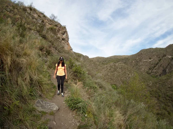 Falda Córdoba Argentina 2019 Uma Mulher Caminha Uma Trilha Cerro — Fotografia de Stock