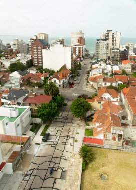 Deniz manzaralı bir yerleşim alanının panoramik manzarası. Mar del Plata, Buenos Aires, Arjantin