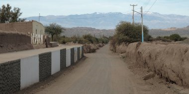 Jague, La Rioja, Arjantin - 2019: Şehrin ana caddesindeki tipik kerpiç ev. Bu kasabadaki bütün evler kerpiçten yapılmış..