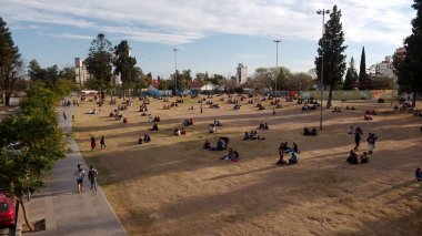 Cordoba City, Cordoba, Arjantin - 2019: İnsanlar (çoğunlukla üniversite öğrencileri) Cordoba Ulusal Üniversitesi yakınlarındaki Las Tejas Park'ta güzel bir kış akşamının tadını çıkarıyor. 