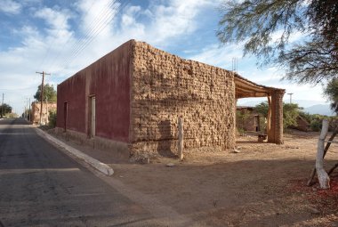 Vinchina, La Rioja, Arjantin - 2019: Şehrin ana yolu üzerindeki tipik kerpiç evlerin görünümü. Bu kurak bölgedeki evlerin çoğu kerpiçten yapılmıştır..