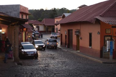 Huasca de Ocampo, Hidalgo, Meksika - 2019: Şehir merkezinde tipik bir arnavut kaldırımlı sokak. 