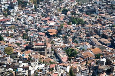 Taxco, Guerrero, Meksika - 2019: Ex Convento San Bernardino de Siena da dahil olmak üzere tarihi merkezin panoramik manzarası.