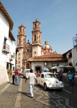 Taxco, Guerrero, Meksika - 2019: Parroquia de Santa Prisca y San Sebastian şehir zocalo önünde bir barok katolik kilisesi
