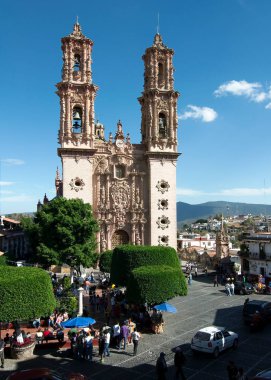 Taxco, Guerrero, Meksika - 2019: Parroquia de Santa Prisca y San Sebastian şehir zocalo önünde bir barok katolik kilisesi