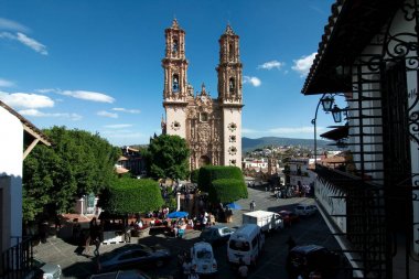 Taxco, Guerrero, Meksika - 2019: Parroquia de Santa Prisca y San Sebastian şehir zocalo önünde bir barok katolik kilisesi
