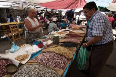 Tepoztlan, Morelos, Meksika - 2019: Hafta sonu folklorik pazarı şehrin başlıca turistik yerlerinden biridir.