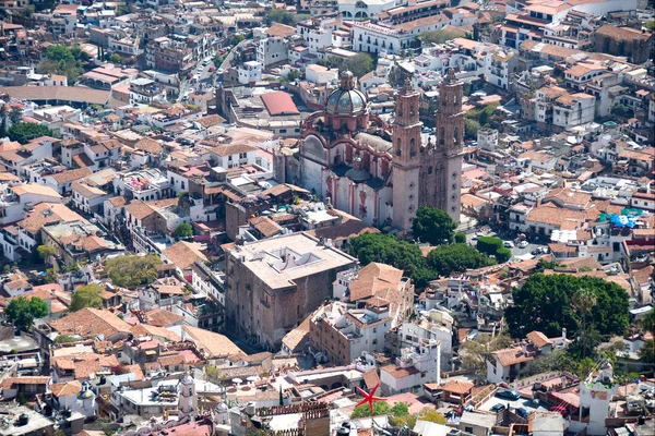 Taxco 格雷罗 墨西哥 2019 历史中心的全景 包括圣普里斯卡教堂和卡萨博尔达文化中心 — 图库照片