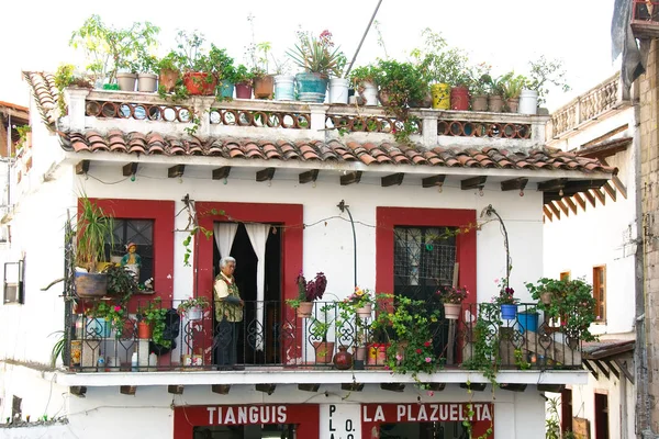 Taxco Guerrero México 2019 Una Anciana Para Balcón Una Casa — Foto de Stock