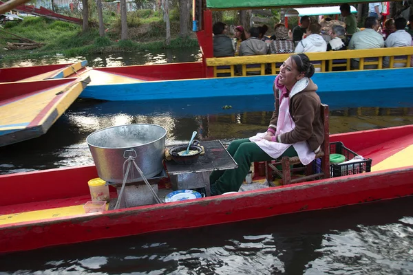 Xochimilco Mexico City Mexiko 2019 Žena Prodává Jídlo Lodi Trajinera — Stock fotografie