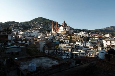 Taxco de Alarcn, Guerrero, Meksika - 2019: Santa Prisca kilisesi de dahil olmak üzere şehrin panoramik manzarası.