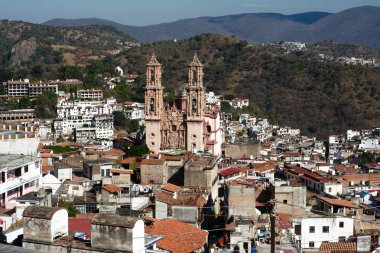 Taxco de Alarcn, Guerrero, Meksika - 2019: Santa Prisca kilisesi de dahil olmak üzere şehrin panoramik manzarası.