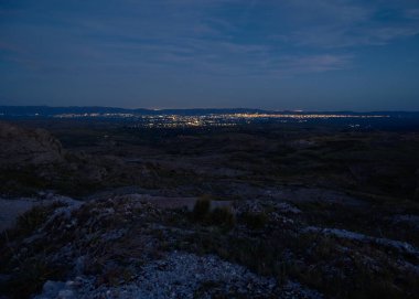 Cerro Blanco rezervinden Villa Carlos Paz da dahil olmak üzere Punilla Vadisi manzarası, Tanti ve Los Gigantes yakınlarında, Cordoba Eyaleti, Arjantin.