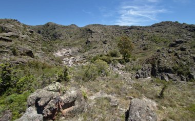 Tanti ve Los Gigantes, Cordoba, Arjantin yakınlarındaki Cerro Blanco rezervinde dağların içinden geçen Yuspe nehri manzarası