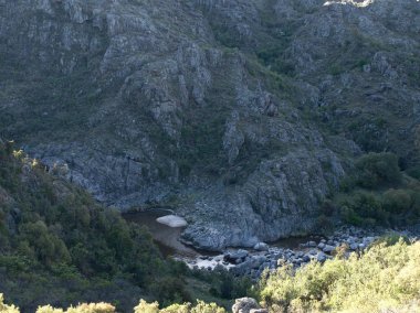 Tanti ve Los Gigantes, Cordoba, Arjantin yakınlarındaki Cerro Blanco rezervinde dağların içinden geçen Yuspe nehri manzarası