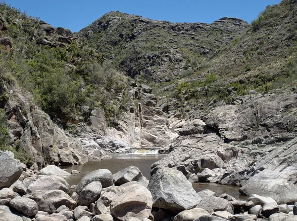 Tanti ve Los Gigantes, Cordoba, Arjantin yakınlarındaki Cerro Blanco rezervinde dağların içinden geçen Yuspe nehri manzarası