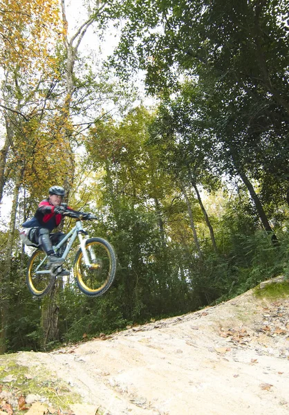 Baton Rouge Louisiana Usa 2019 Een Man Springt Zijn Mountainbike — Stockfoto