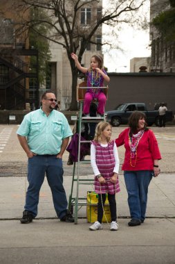 Baton Rouge, Louisiana, Abd - 2019: İnsanlar Mardi Gras kutlamaları sırasında bir geçit töreni izlemek.