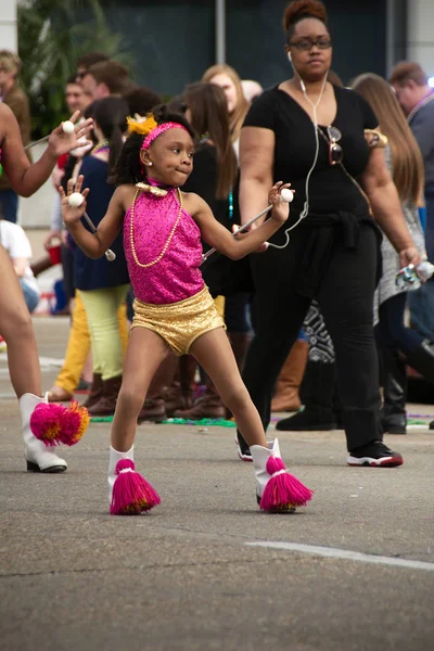巴吞鲁日 路易斯安那州 2019年 一个女孩参加狂欢节庆祝活动的游行 — 图库照片
