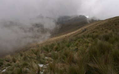 Pichincha yanardağı panoramik görünümü, quito hemen tarafında bulunan, hangi doğu yamaçları, Pichincha, Ekvador etrafında sarar.