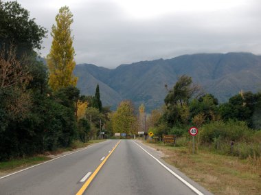 Villa de Merlo, San Luis, Arjantin - 2019: Şehir merkezine yakın kırsal bir yolun yanındaki manzara.