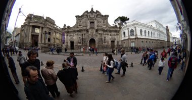 Quito, Pichincha, Ekvador - 2019: Barok tarzda bir Cizvit kilisesi olan İsa Topluluğu Kilisesi'nin dış görünümü, altın varak, yaldızlı alçı ve ahşap oymalarla iç tasarımıyla bolca süslenmiştir..
