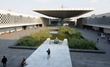 Mexico City, Meksika - 2019: Meksika'nın en büyük ve en çok ziyaret edilen müzesi olan Ulusal Antropoloji Müzesi'nin avlusu.
