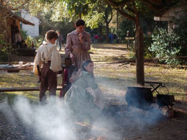 Baton Rouge, Louisiana, Abd - 2019: Lsu Rural Life Museum, Louisiana tarihinin bir açık hava müzesinde mum yapımı.