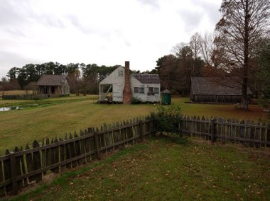 Baton Rouge, Louisiana, Abd - 2019: Lsu Rural Life Museum'da bir kabin ve ahır, Louisiana tarihinin bir açık hava müzesi.