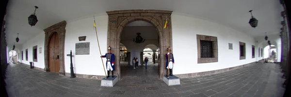 Quito Pichincha Ecuador 2019 Soldater Bevakar Den Carondelet Slotten Placera — Stockfoto