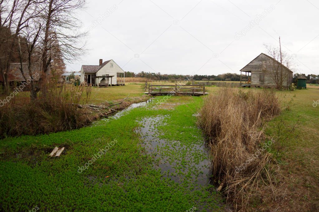 Baton Rouge, Louisiana, EE.UU. 2019 Pequeño arroyo y cabaña en el