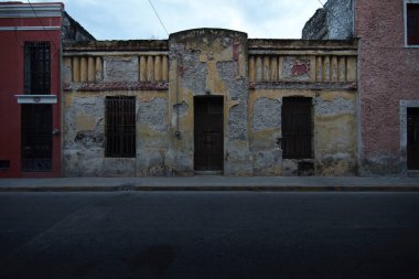 Merida, Yucatan, Meksika - 2019: Şehir merkezine yakın geleneksel bir ev, bu şehrin tipik tarzını gösteren.