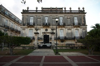 Merida, Yucatan, Meksika - 2019: Şehir merkezine yakın geleneksel bir ev, bu şehrin tipik tarzını gösteren.