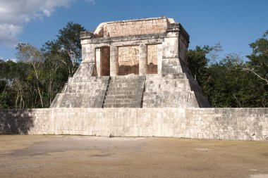 Unesco Dünya Mirası Listesi'nde yer alan Chichen Itza arkeoloji sahasında yer alan Maya kalıntılarının manzarası. Yucatan State, Meksika
