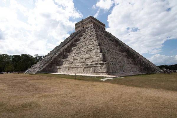 Vista Del Templo Kukulcan Ubicado Sitio Arqueológico Chichén Itzá Patrimonio — Foto de Stock